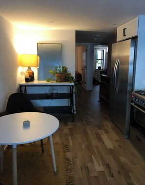 Private kitchen - Cozy Brooklyn 1BR with Lush Backyard. Sleeps 4. Near L & J ,30 mins to manhattan (Brooklyn)