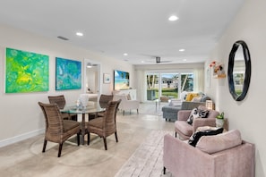 TV - Pet friendly - walk to the beach- tennis courts (Holmes Beach)