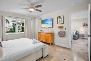 2 bedrooms, iron/ironing board, Internet, bed sheets - Pet friendly - walk to the beach- tennis courts (Holmes Beach)