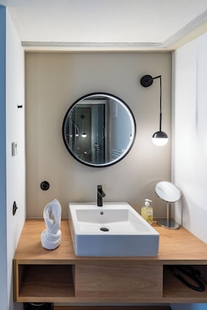 Een douche, een haardroger, handdoeken, zeep
