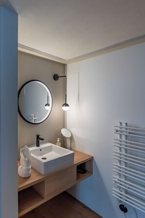 Douche, sèche-cheveux, serviettes fournies, savon