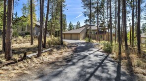 Exterior - 5 Bedrooms - 12 SHARC Passes- Hot Tub - Bikes- Dog (Sunriver)