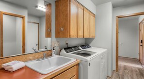 Interior - 5 Bedrooms - 12 SHARC Passes- Hot Tub - Bikes- Dog (Sunriver)