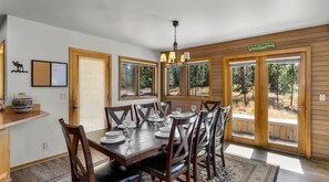 Dining - 5 Bedrooms - 12 SHARC Passes- Hot Tub - Bikes- Dog (Sunriver)