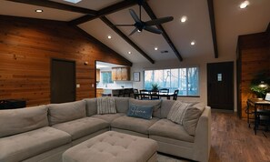 Living area - Lakehead Corporate Retreat Near Shasta Sleeps 8 (Lakehead)