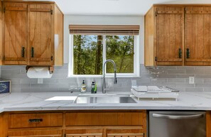 Private kitchen - Lakehead Corporate Retreat Near Shasta Sleeps 8 (Lakehead)