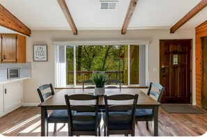 Dining - Lakehead Corporate Retreat Near Shasta Sleeps 8 (Lakehead)