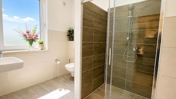 Haartrockner, Handtücher, Seife, Toilettenpapier