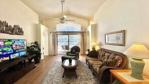 TV, offices - Sunlit Fun Lanai with Pool (Kissimmee)
