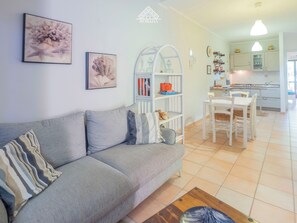 TV - Zeus 33 - Morada - Two Bedroom House, Sleeps 4 (Santa Margherita di Pula)