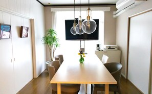 Standaard huis, uitzicht op tuin | Dineren