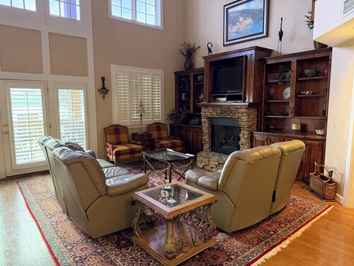 Gorgeous 3-bedroom Lakefront condo with AC in charming Guntersville!