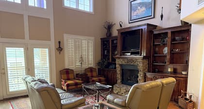 Gorgeous 3-bedroom Lakefront condo with AC in charming Guntersville!