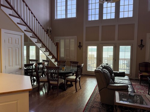 Gorgeous 3-bedroom Lakefront condo with AC in charming Guntersville!