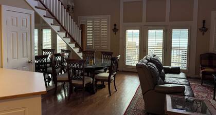 Gorgeous 3-bedroom Lakefront condo with AC in charming Guntersville!