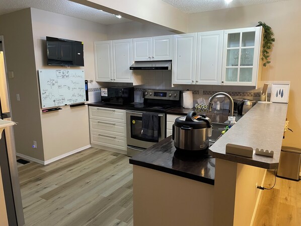 Fridge, microwave, oven, stovetop - 10 min from airport and 20 to DT | 3 BR 4BA | 6 guests | 1G internet | Arcade (Calgary)