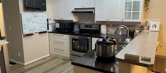 10 min from airport and 20 to DT | 3 BR 4BA | 6 guests | 1G internet | Arcade