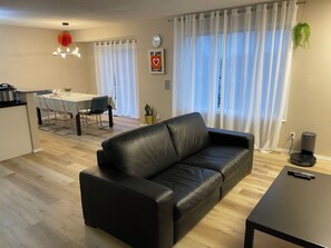 TV connectée, cheminée, jeux vidéo, baby-foot