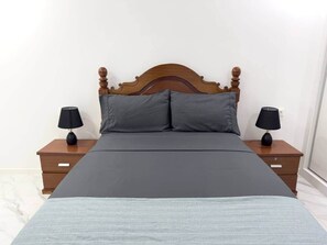 3 slaapkamers, een strijkplank/strijkijzer, wifi, beddengoed