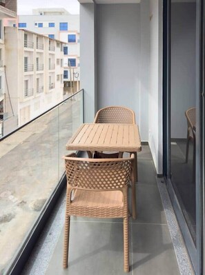 Outdoor dining - 3-bdr spacious  apt in Cidadela - LCGR (Praia)