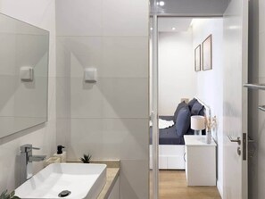 Bathroom - Cozy 1-bdr apt, Cidadela, rooftop pool - LCGR (Praia)