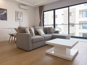 Living area - Cozy 1-bdr apt, Cidadela, rooftop pool - LCGR (Praia)