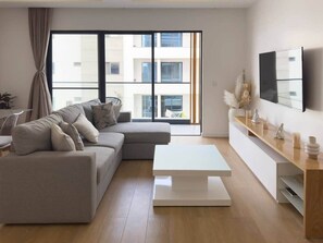 Living area - Cozy 1-bdr apt, Cidadela, rooftop pool - LCGR (Praia)