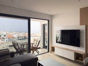 Living area - Cozy 2 bdr aprt, rooftop pool - LCGR (Praia)