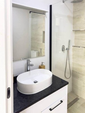 Bathroom - Cozy 2 bdr aprt, rooftop pool - LCGR (Praia)