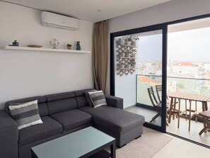 Living area - Cozy 2 bdr aprt, rooftop pool - LCGR (Praia)