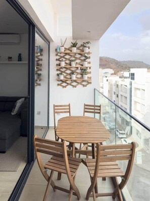 Outdoor dining - Cozy 2 bdr aprt, rooftop pool - LCGR (Praia)