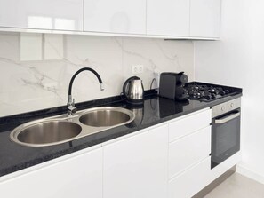 Private kitchen - Cozy 2-bdr apt, Cidadela - rooftop pool - LCGR (Praia)