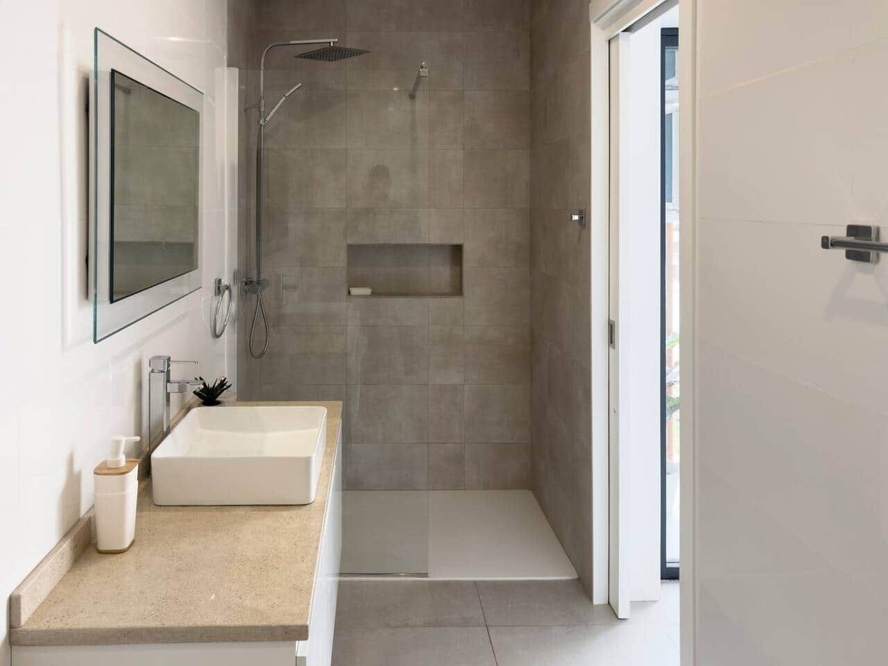 Een douche, een haardroger, handdoeken, zeep