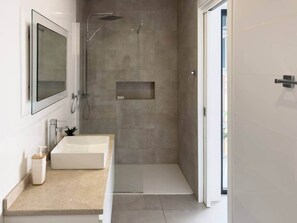 Shower, hair dryer, towels, soap - Cozy 2-bdr apt, Cidadela - rooftop pool - LCGR (Praia)