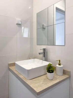 Bathroom - Cozy 2-bdr apt, Cidadela - rooftop pool - LCGR (Praia)