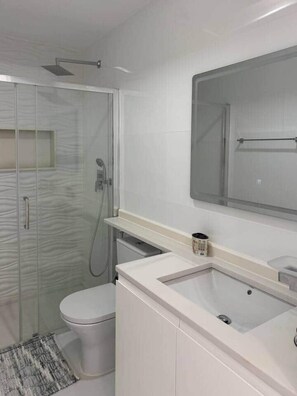 Bathroom - 2-bdr bright apt cidadela central street - LCGR (Praia)
