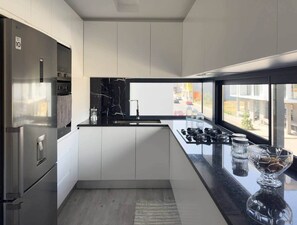 Private kitchen - 2-bdr bright apt cidadela central street - LCGR (Praia)