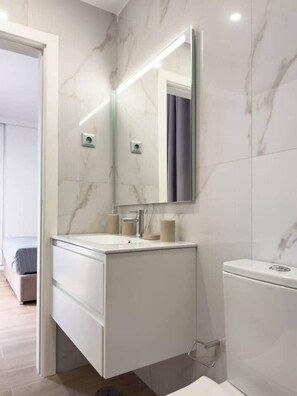 Bathroom - Jorge: Palmarejo Baixo (Praia)