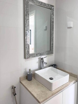 Bathroom - Gorgeous 1-bdr apt, Cidadela, rooftop pool - LCGR (Praia)