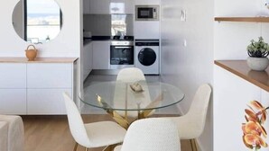 Eine moderne Küche mit Mikrowelle, Backofen und Waschmaschine.