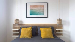 A bedroom with a bed, two bedside lamps, a framed picture on the wall, and a window with blinds. - 2 bdr aprt, stunning view,  rooftop pool - LCGR (Praia)