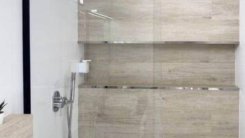 Ducha, secador de pelo, toallas, jabón