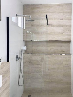 Douche, sèche-cheveux, serviettes fournies, savon