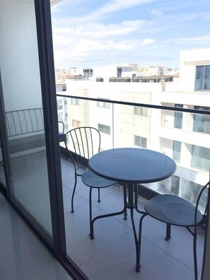 Dining - Bright 2-bdr apt, Cidadela, rooftop pool - LCGR (Praia)