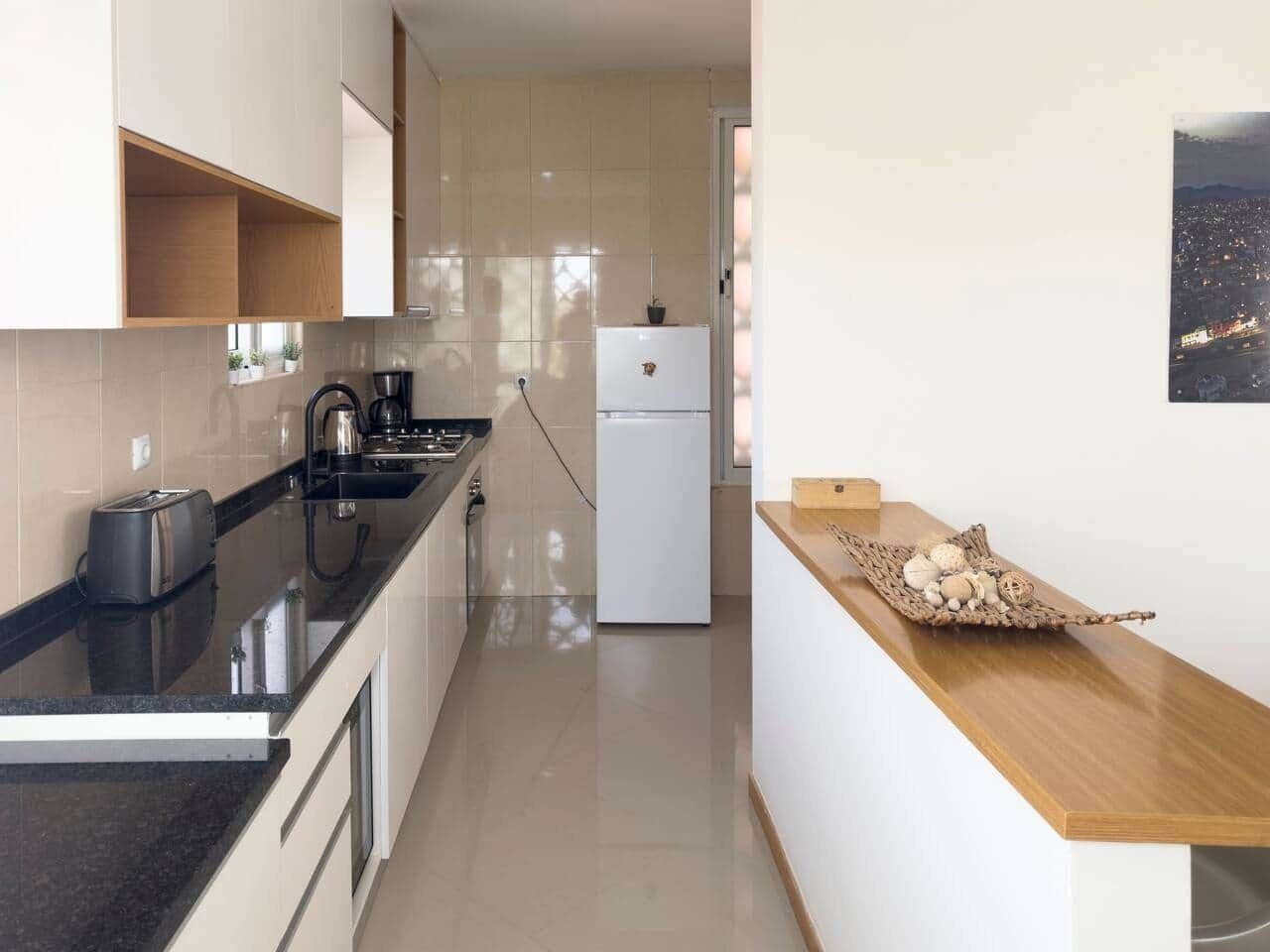 Frigorífico, microondas, horno y placa de cocina