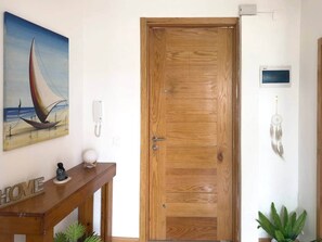 Interior - Eneida: Achada Santo Antonio (Praia)