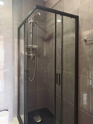 Shower, hair dryer, soap, toilet paper - Eneida: Achada Santo Antonio (Praia)