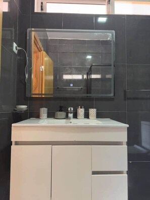 Dusche, Haartrockner, Seife, Toilettenpapier