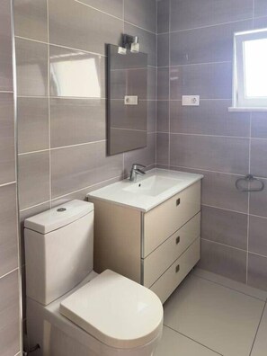 Bathroom - Spacious 3-bdr apt seafront, exterior pool - LCGR (Praia)