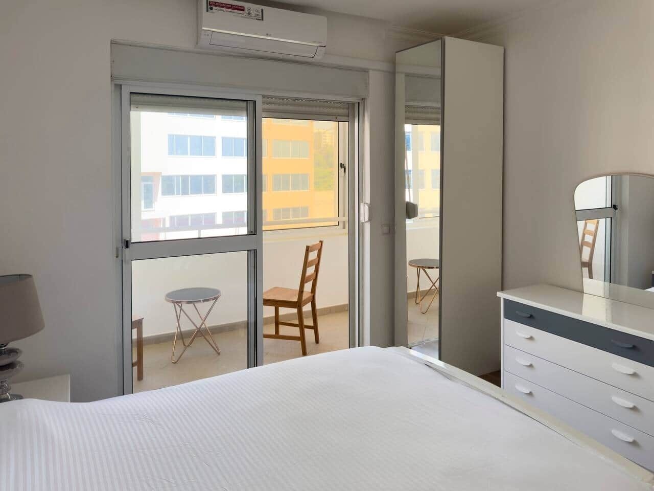 3 slaapkamers, een strijkplank/strijkijzer, gratis wifi, beddengoed